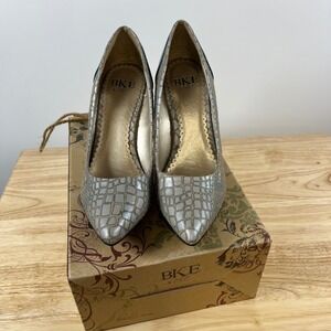 BKE‎ Sole Mabel 32 Metallic Blue Croco Embossed Pointed Toe Pumps Teal Heel 7.5